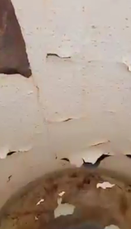 Antes: interior de caixa d'água com pintura descascando e corrosão