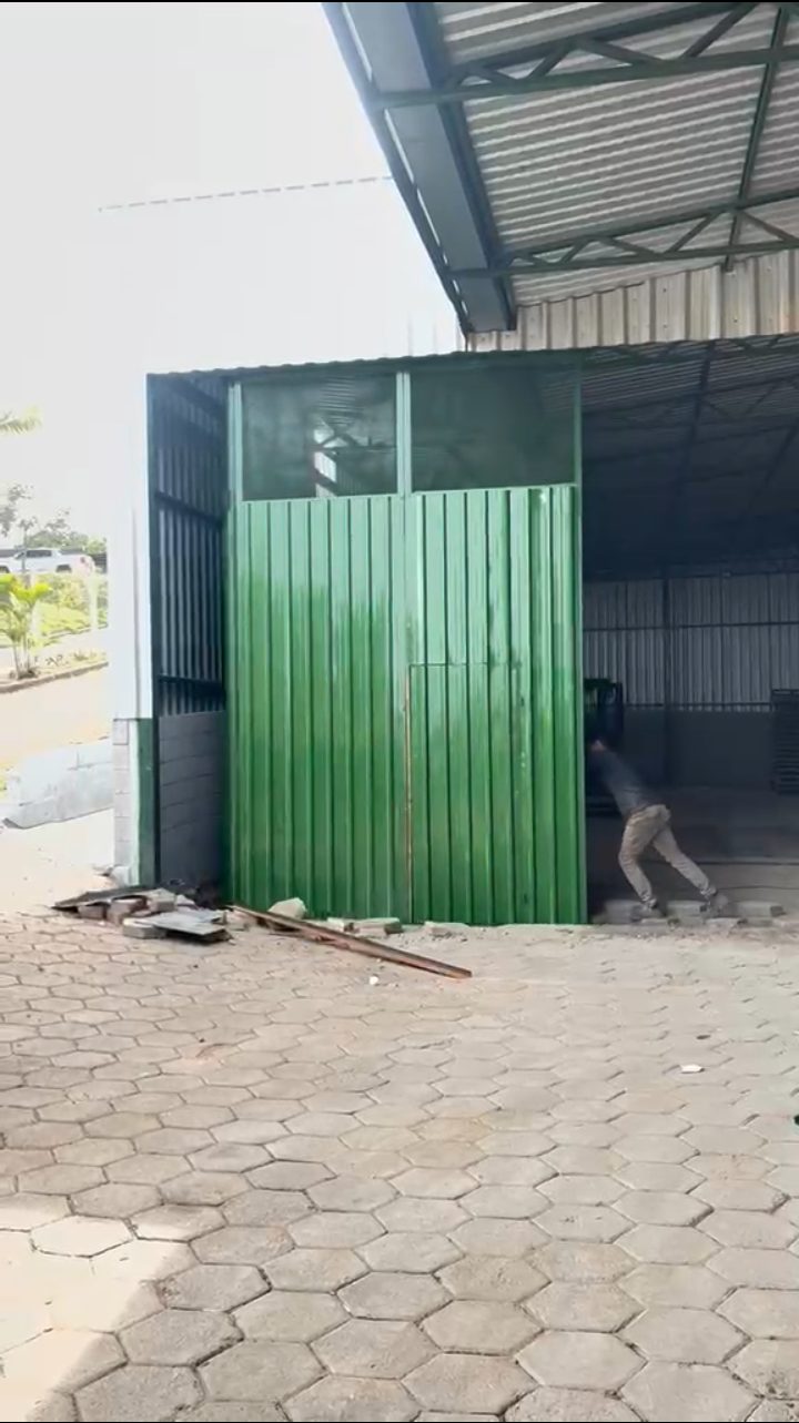 Portão de correr lateral em movimento, mostrando o trilho e a estrutura reforçada